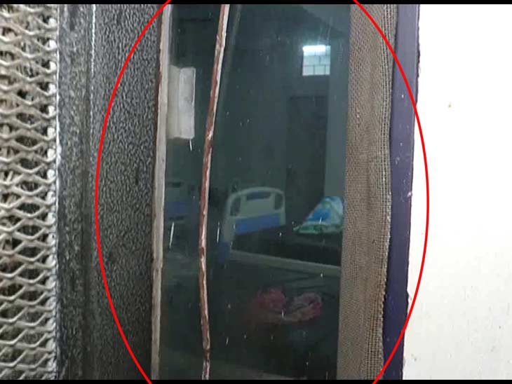 आरोपी खिड़की की जाली काट दिया और फरार हो गया।