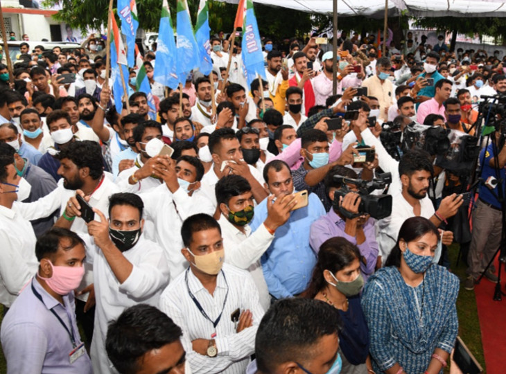 पदभार ग्रहण समारोह में मौजूद सैकड़ों कार्यकर्ता।