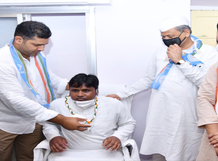 गणेश घोगरा को सूत की माला पहनाते हुए खेल मंत्री अशोक चांदना, नजदीक खड़े मुख्यमंत्री अशोक गहलोत।