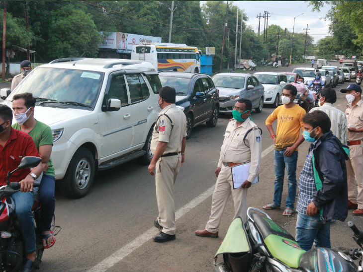 रविवार को लॉकडाउन होने पर भी बड़ी संख्या में लोग बिना कारण बाहर निकले। पुलिस ने ऐसे लोगों के कोलार चौराहे पर वाहनों को रोका और उनके चालान बनाए।