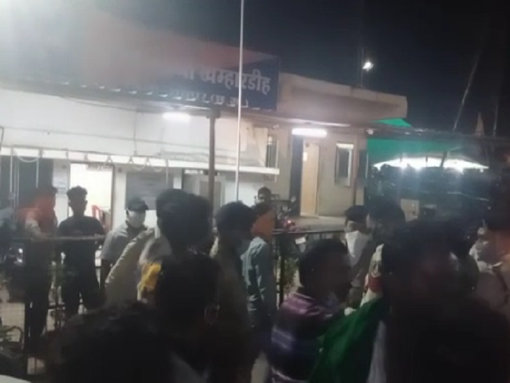 तस्वीर खम्हारडीह थाने की है। मोहल्ले के लोगों ने यहां काफी देर तक हंगामा किया।