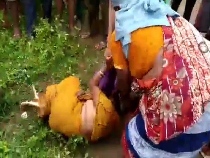 महिला को पीटने में गांव की दूसरी औरतें आगे रहीं, किसी ने बाल पकड़े को किसी से उसे घसीटा। 