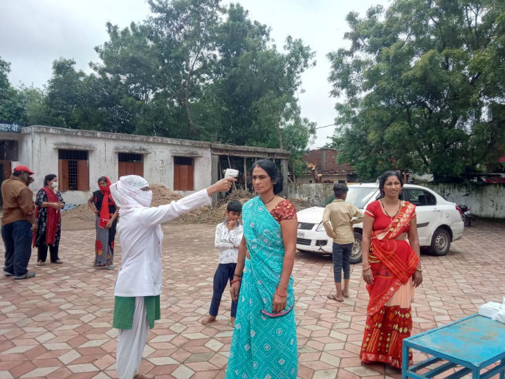 कोलार के दामखेड़ा से विस्थापित किए गए लोगों की स्क्रीनिंग करती स्वास्थ्य टीम।