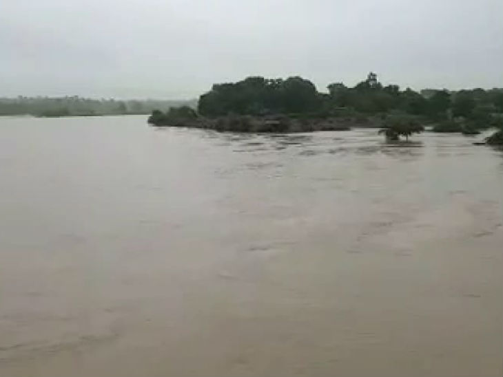 नदी किनारे के 33 गांवों में अलर्ट जारी है। वहीं छोटे पुल पर पानी ऊपर से बहने के कारण आवाजाही बंद हो गई है।