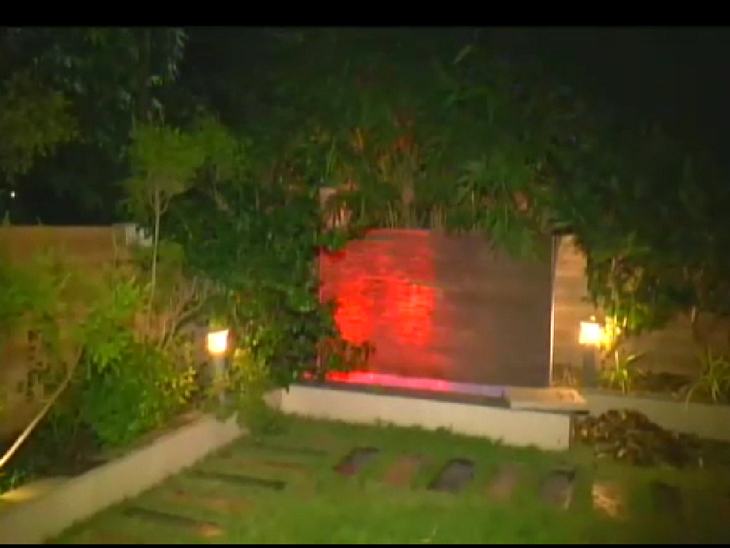 The hotel has all the arrangements within the bungalow. Online booking takes place here.