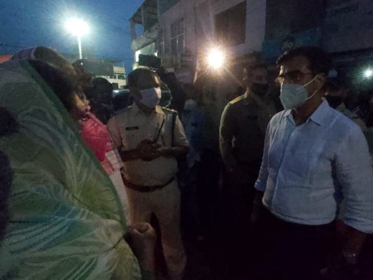 जानकारी लगते ही पुलिस और प्रशासन मौके पर पहुंच गया।