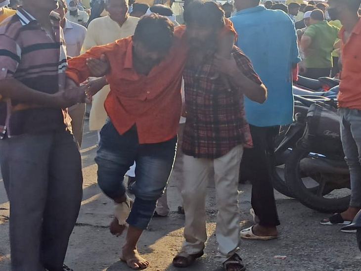 घायलों को जिला अस्पताल में भर्ती करवाया गया है।
