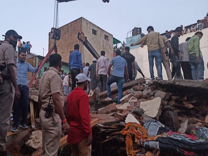 क्रेन की मदद से मलबे को हटाया गया।