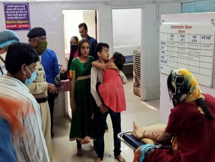 मलबे में दबी महिला और बच्ची को अस्पताल पहुंचाया गया।