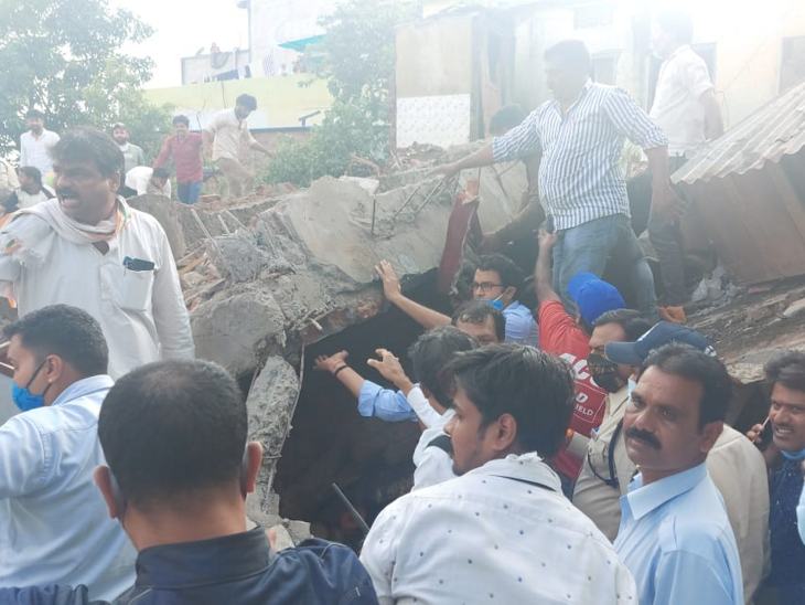 हादसे के बाद मदद को दौड़े लोग।