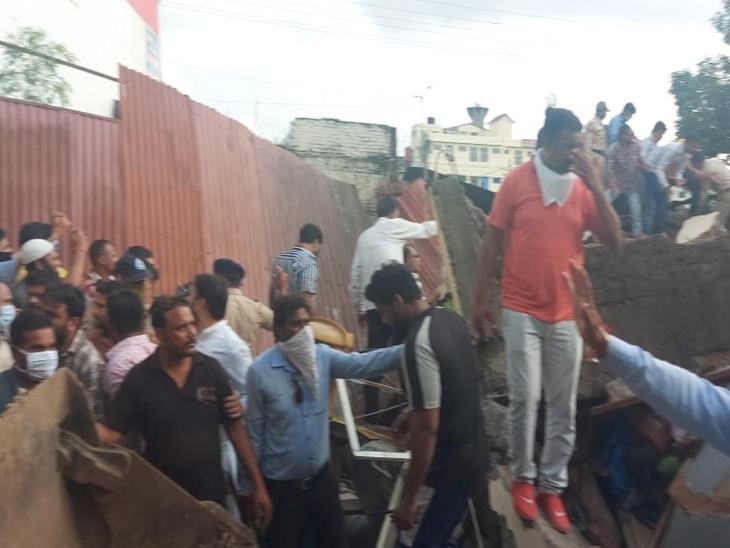 मलबे में दबे छह लोगों को बाहर निकाल लिया गया है।