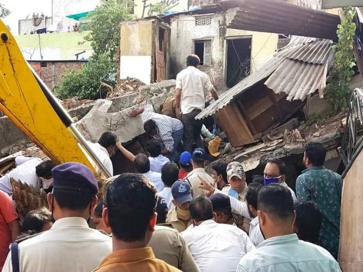 जेसीबी की मदद से मलबे को हटाया गया।