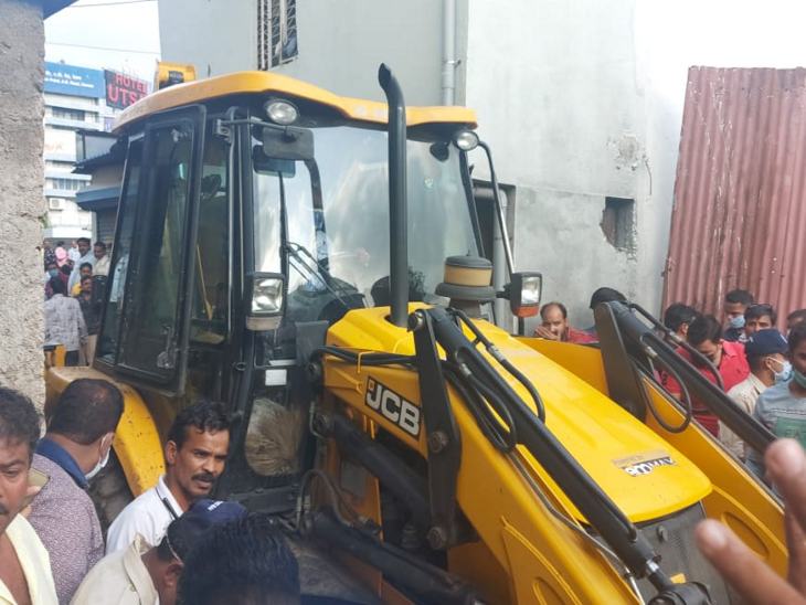 जेसीबी की सहायता से हटाया जा रहा है मलबा।