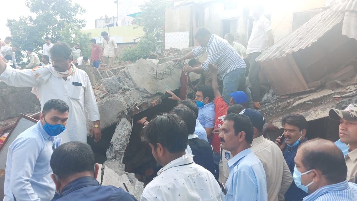 लोग मलबे में दबे लोगों से बात करने की कोशिश करते रहे।