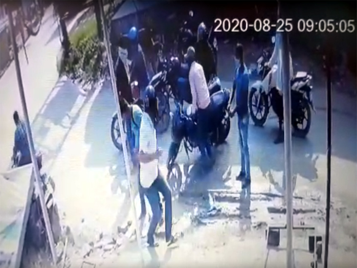 लूट के दौरान अपराधियों ने मुकेश के साथ मारपीट भी की।