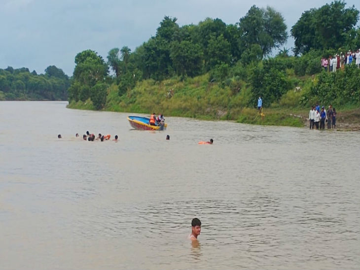 24 घंटे के बाद मासूम का शव मिला है, इसके पहले तीन बच्चियों के शव सोमवार को ही मिल गए थे। एक बच्ची को बचाया जा चुका है।