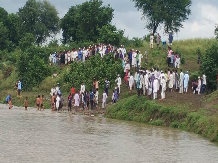 स्थानीय लोगों की मदद से एसडीआरएफ की टीम ने बच्ची का शव खोज निकाला।