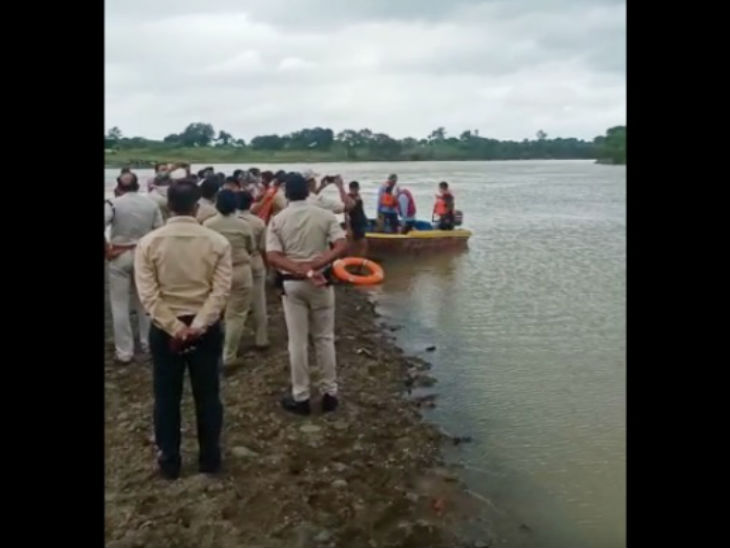 मूंडला में सोमवार का देर शाम तक रेस्क्यू चला, इसके बाद सुबह से एनडीआरएफ ने रेस्क्यू किया।
