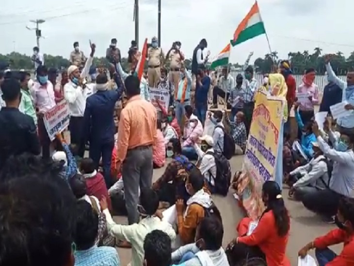 यह फोटो बूढ़ापारा की सड़क की है। यहां काफी देर सड़क पर ही बैठकर विद्या मितानों ने नारेबाजी की।