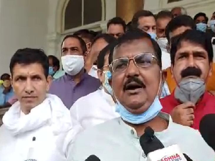 पूर्व सांसद गुड्‌डू ने किसानों के साथ सड़क पर उतरने की चेतावनी दी।