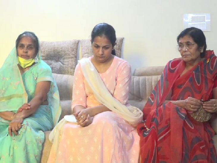 कोलकाता में रितेश के साथ पत्नी और दो बच्चे रहते थे।