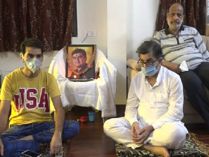 तीन दिन तक कंपनी के दो पदाधिकारी घर पर रुके और सभी कार्यक्रम में शामिल हुए।