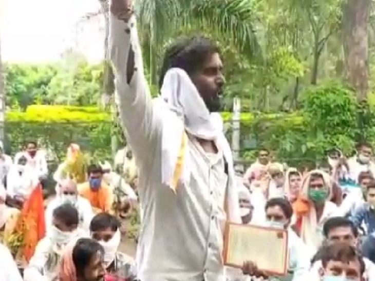 किसानों का आरोप हमारी फसल पूरी तबाह हो गई, लेकिन कोई सुनने वाला नहीं है।
