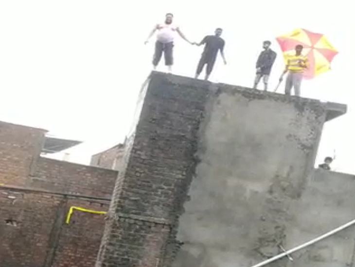 बचाव कार्य के दौरान लगाई छलांग।