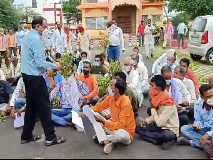 एसडीएम की समझाइश के बाद घर लौटे किसान।