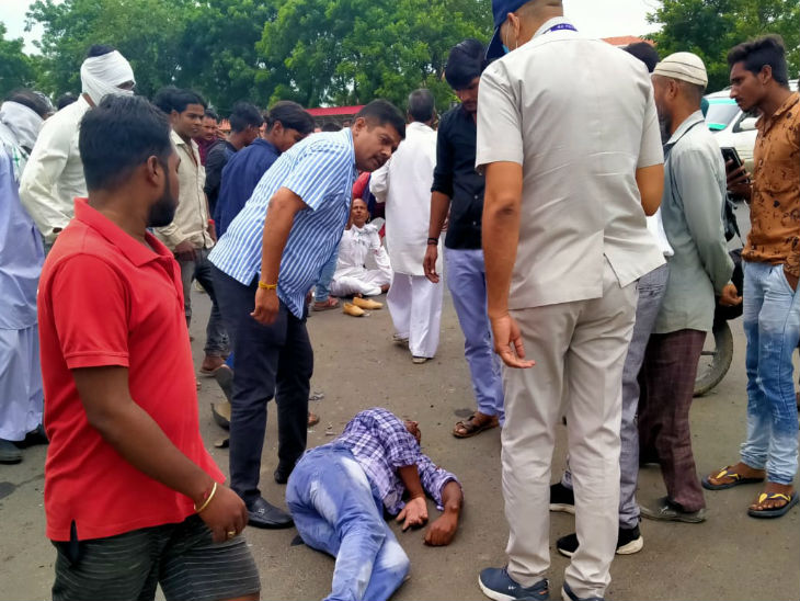 सीहोर में विधायक सुदेश राय ने घायलों को लोगों की मदद से उठाकर अपनी गाड़ी से अस्पताल भिजवाया।