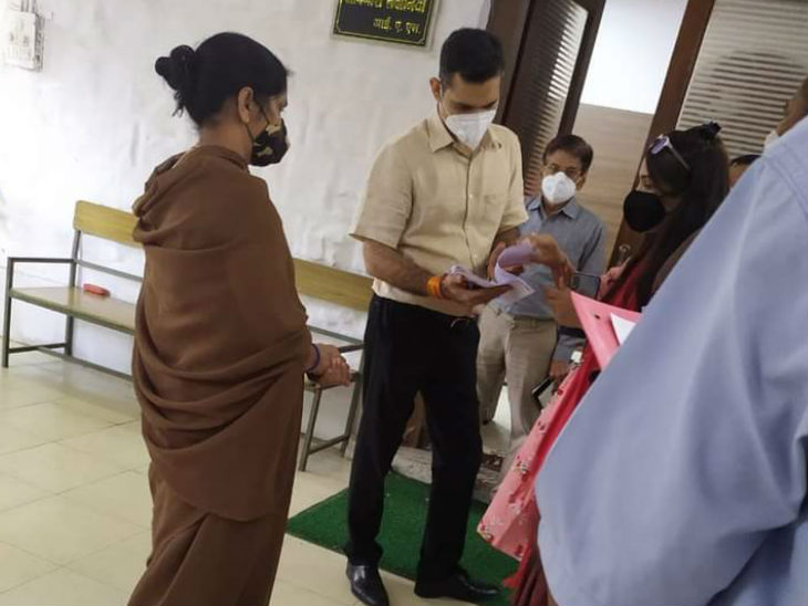 उम्मीदवारों ने गुरुवार को कलेक्ट्रेट पहुंचकर कलेक्टर अविनाश लवानिया को ज्ञापन सौंपा है।
