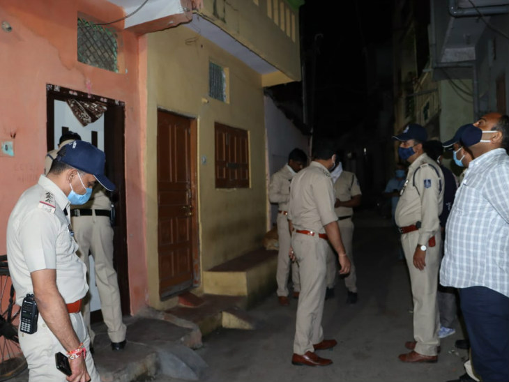 फिरोज गांधी नगर में वारदात के बाद मौके का मुआयना करते पुलिस अधिकारी।