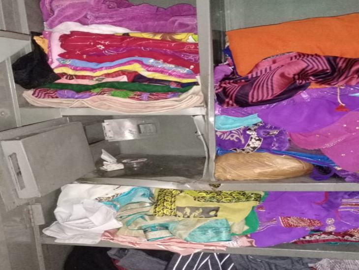 आलमारी का ताला तोड़कर गहने ले गए बदमाश।