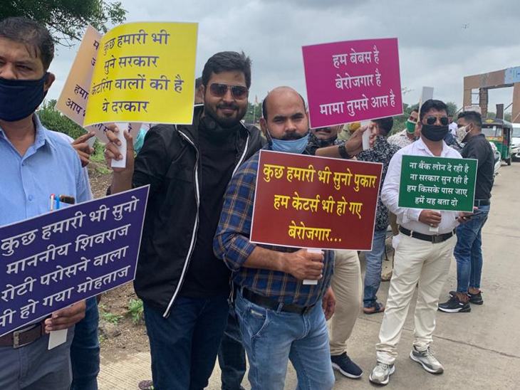 कुछ लोग कोरोना के कारण बंद काम को जल्द खुलवाने की मांग लेकर पहुंचे।