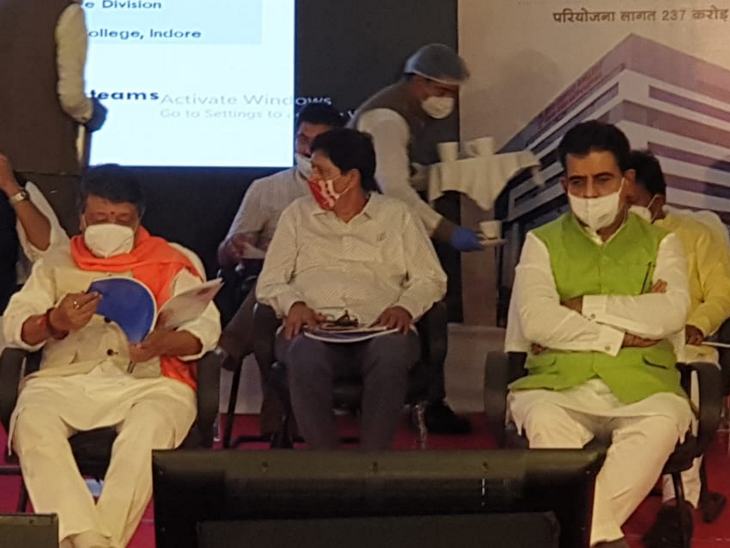 सांसद लालवानी ने मंच से ही ज्यादा बिल वसूली का मुद्दा उठाया।
