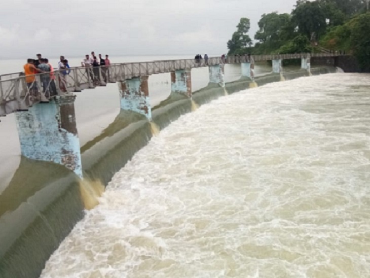 ये तस्वीर बिलासपुर की है। खुलता घाट डैम की है। डैम में काफी पानी भर चुका है। इसके बावजूद लोग अपनी जान जोखिम में डालकर उसे देखने के लिए पहुंचे हैं।
