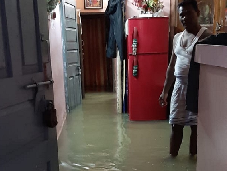 ये तस्वीर बिलासपुर शहर की है। बारिश के चलते सड़कें टूट चुकी हैं और कई जगह धंस गईं हैं। वहीं निचली बस्तियों में लोगों के घरों में पानी भर गया है। ज्यादातर घरों की ऐसे ही हालत है।