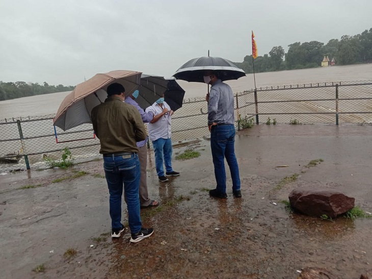 यह तस्वीर दुर्ग जिले की है। महमरा एनीकट के पास साढ़े 8 फीट पानी ऊपर चल रहा है। मौका का जायजा लेने के लिए कलेक्टर डॉ सर्वेश्वर नरेन्द्र भुरे पहुंचे। वहीं पानीमोंगरा, घुमारिय और सूखा नाला जलाशय से करीब 44 हजार क्यूसेक पानी छोड़ा जा चुका है।