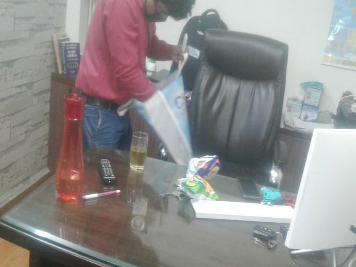 व्यापारी के दफ्तर पहुंची पुलिस टीम ने जांच पड़ताल शुरू कर दी है।