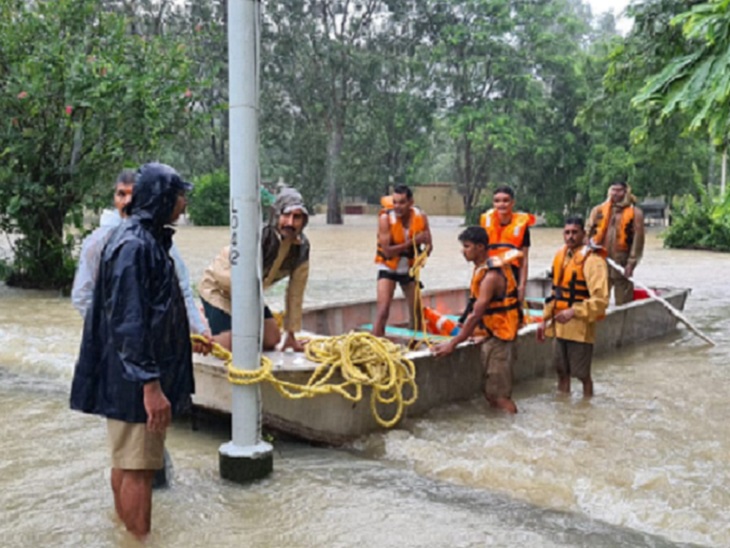 ये तस्वीर जांजगीर जिले में न्यूवोको विस्टास सीमेंट प्लांट स्थित कॉलोनी की है। यहां पर रात 3 बजे से हुए जलभराव के कारण कई लोग फंस गए। प्रशासन की टीम उन्हें रेस्क्यू करने के लिए पहुंची। ये
