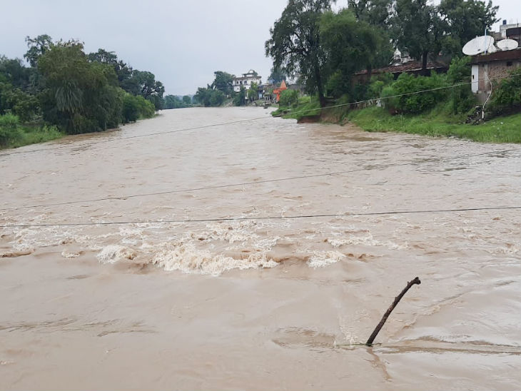 डैम के आठ गेट खोलने के बाद नेशनल हाइवे पर पानी भर गया, जिससे जबलपुर-जयपुर के बीच आवागमन बंद हो गया है।