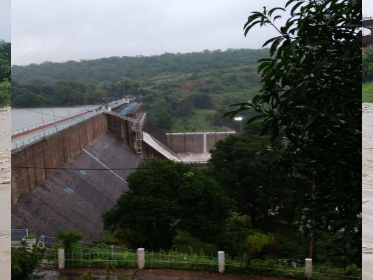 डैम के गेट सुबह छह बजे ही खोल दिए गए हैं।