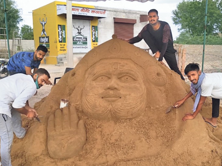 सुजानदेसर मार्ग पर बाबा रामदेव का सेल्फी प्वाइंट बनाया गया है।