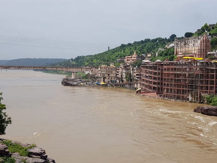 ओंकारेश्वर में घाट डूब चुके हैं।