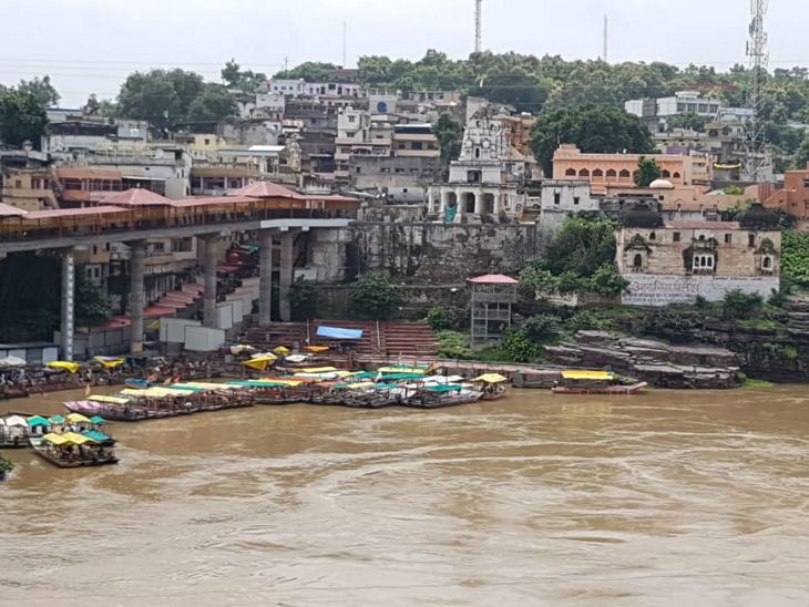 घाट किनारे नाव को बांध दिया गया है।