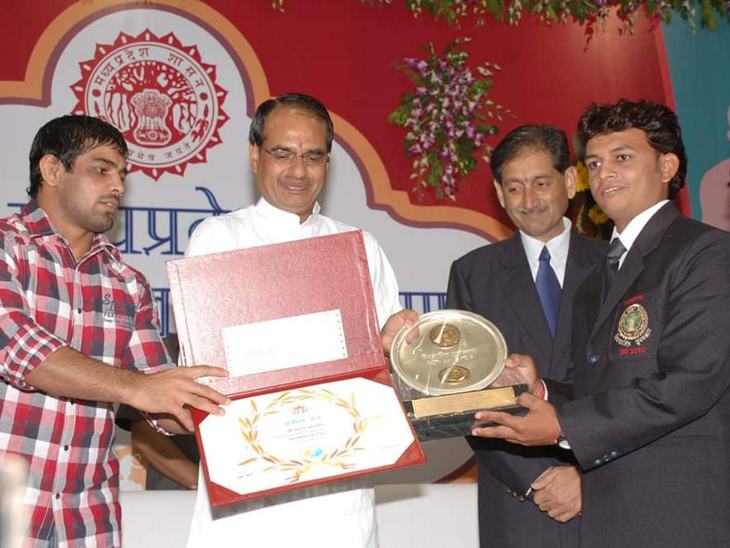 2012 में मलखंभ प्रशिक्षक के रूप में योगेश को राज्य शासन की ओर से विश्वामित्र अवाॅर्ड से सम्मानित किया जा चुका है।
