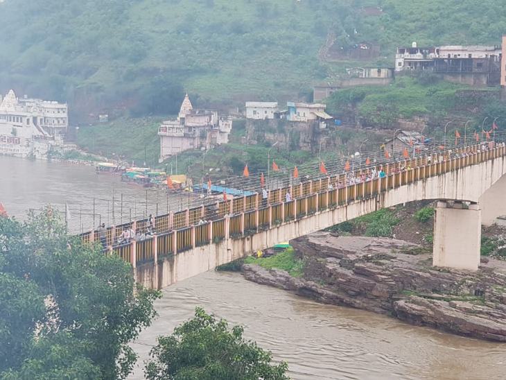 ओंकारेश्वर में नर्मदा नदी उफान पर है।