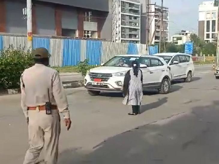 पालकों ने सीएम का काफिला रोक लिया था।