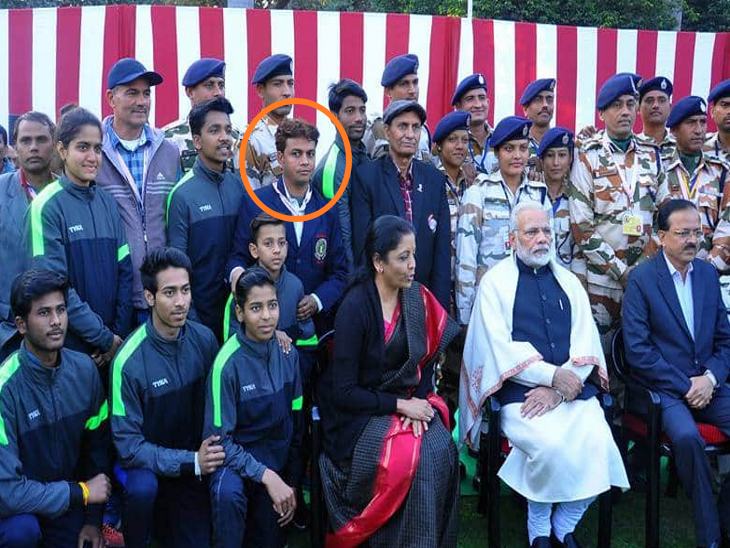 प्रधानमंत्री नरेंद्र मोदी के साथ योगेश मालवीय और उनके शिष्य।