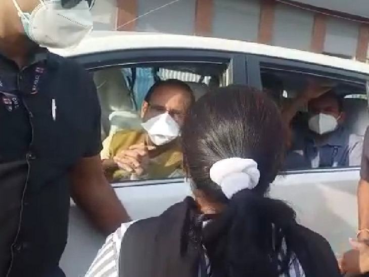 मुख्यमंत्री से महिलाओं ने फीस के मुद्दे पर बात की थी।